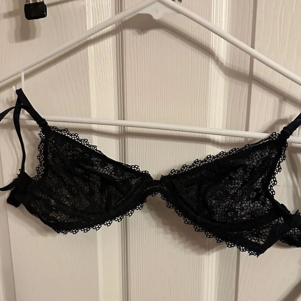 Victorias Secret Elegant Black Lace Bra NWT no padding underwire Size XS